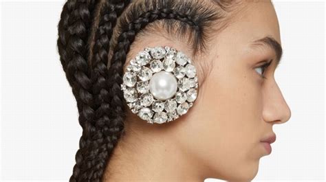 anillos finos de givenchy|El lujoso 'earcuff' de Givenchy que parece un auricular.